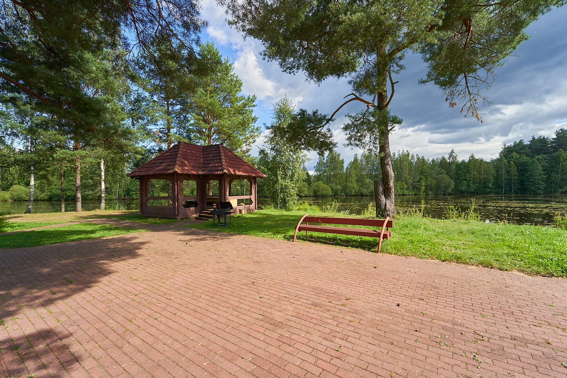 Беседка у пруда — фото 1